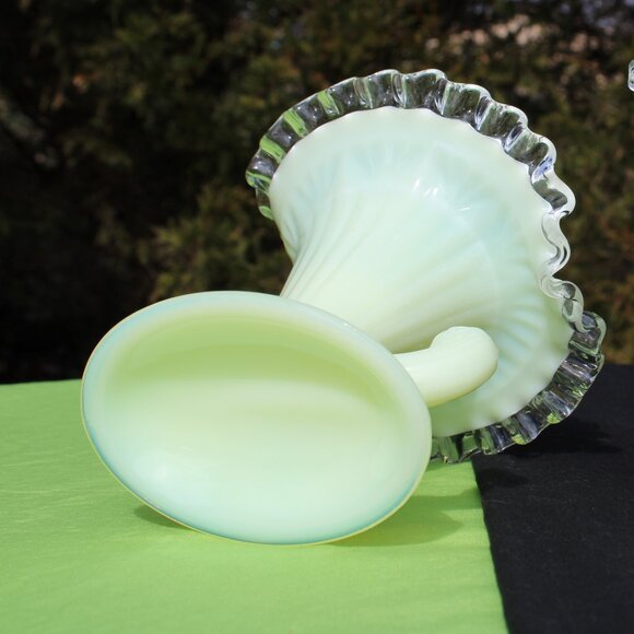 Pair of Ivory Crest Cornucopias - Picture 4 of 7